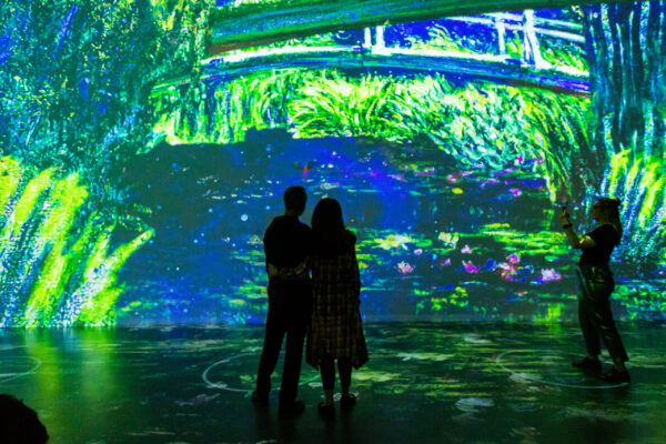 Review “Immersive Monet and the Impressionists” (Lighthouse Immersive): Intoxicating ‘Performing Art’