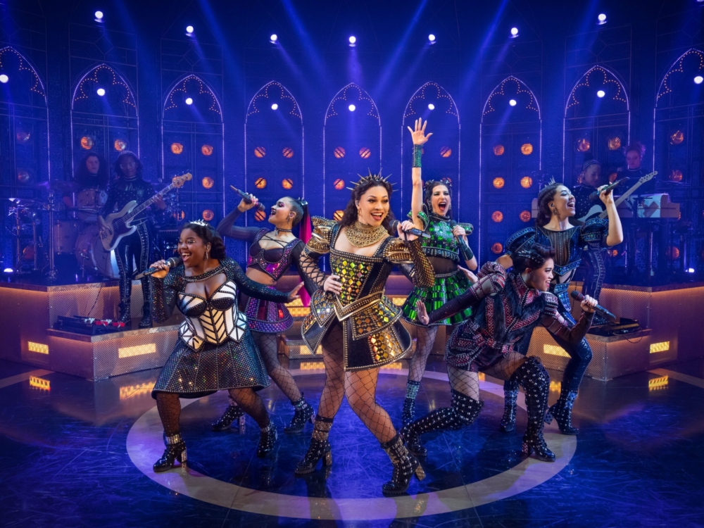 Review “SIX The Musical” (Broadway in Chicago): The Queens are back… and FIERCE!