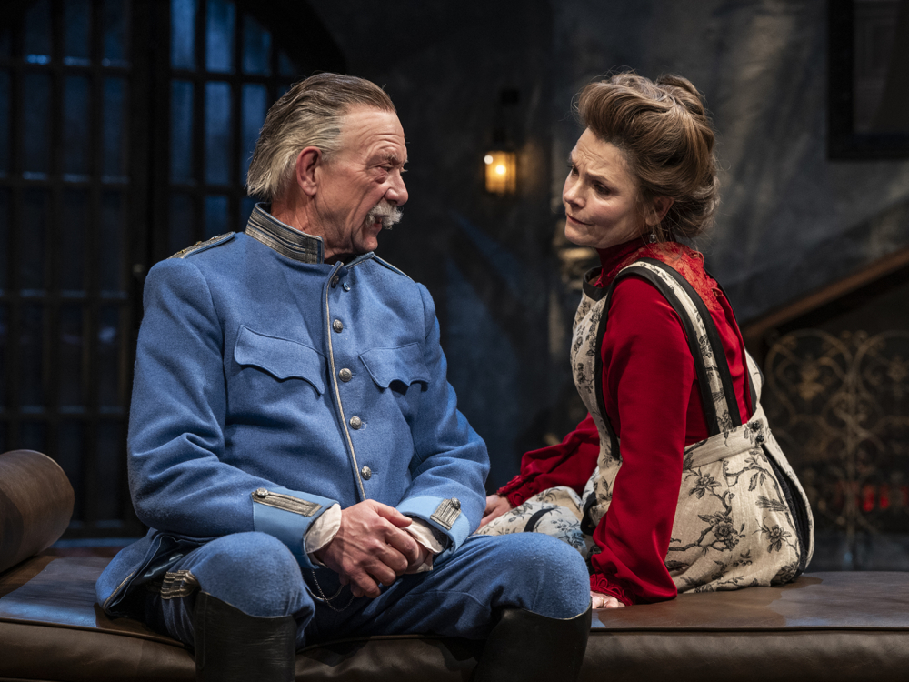 Review “The Dance of Death” (Steppenwolf Theatre): Well Done!!